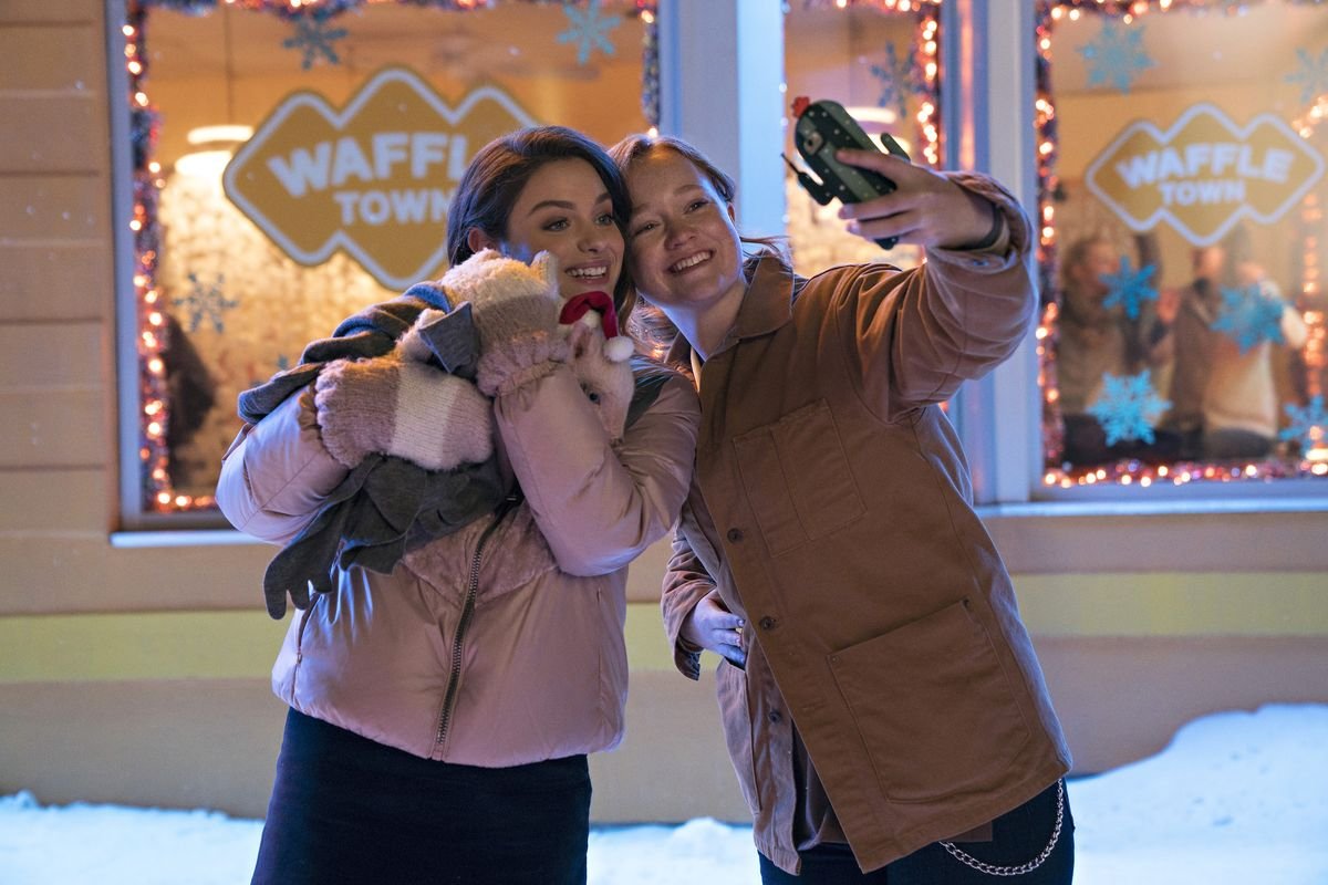 Addie (Odeya Rush) and Dorrie (Liv Hewson) take a selfie with a baby pig.