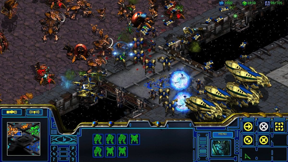 Zerg and Protoss battle in a screenshot of StarCraft: Remastered