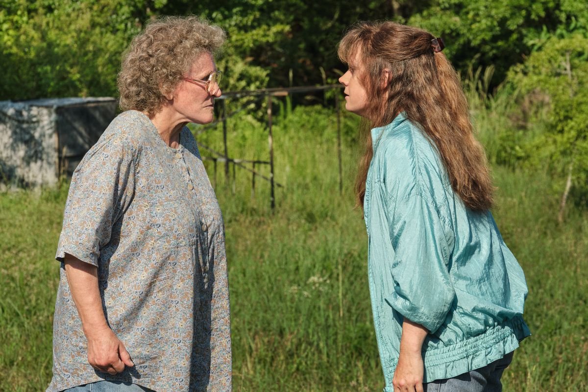 Glenn Close and Amy Adams face off outdoors in Hillbilly Elegy